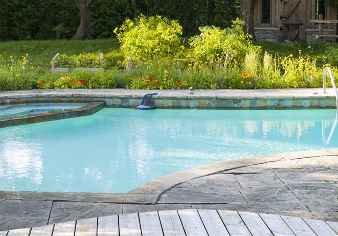 Aménagez les abords de votre piscine à muzillac