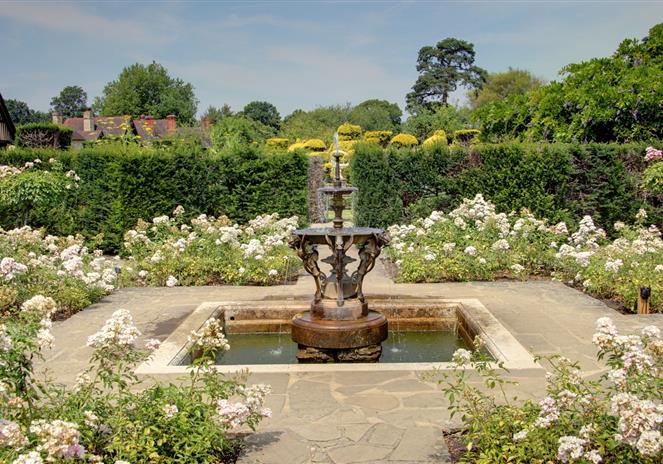 bassin et fontaine au chateau muzillac