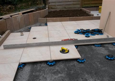 creation par un paysagiste d'une terrasse sur plot à arzal