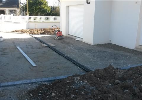 préparation d'une entrée de garage en enrobé avec pose de chanette pavé et canivaux à le-guerno