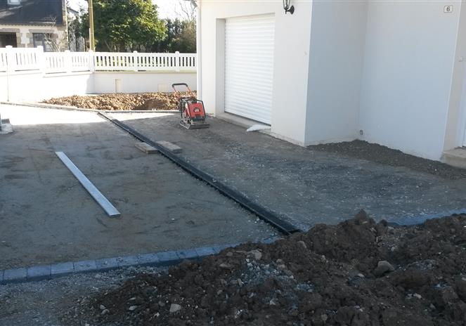 préparation d'une entrée de garage en enrobé avec pose de chanette pavé et canivaux à le-guerno