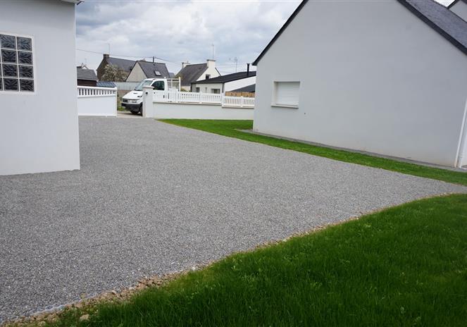 muzillac aménagement d'un parking devant un garage en gravillon stabilisé par alvéole de type nidagravelle