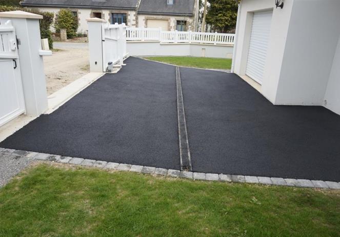muzillac allée en enrobé noir avec chainette pavé