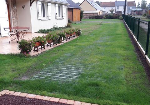 Paysagiste Herbignac, accès abris de jardin avec grille de renforcement