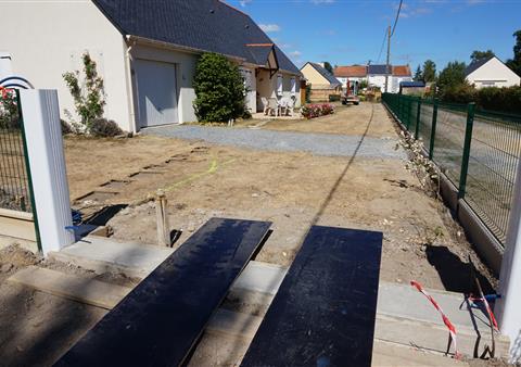 Architecte paysagiste Herbginac, chantier paysager entrée au garage avant
