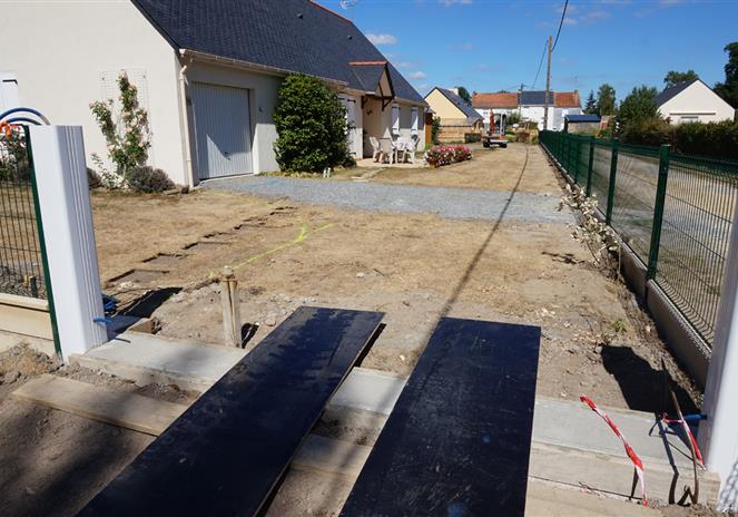 Architecte paysagiste Herbginac, chantier paysager entrée au garage avant