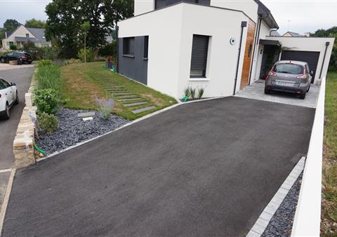 Paysagiste Muzillac, création allée de garage en enrobé et pavé