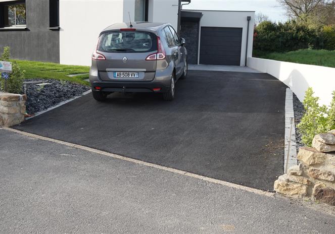 Paysagiste Muzillac, création allée de garage en enrobé et pavé