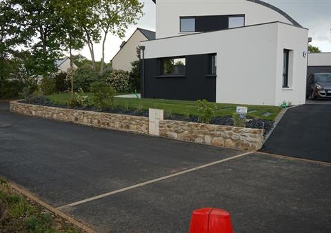 Paysagiste Muzillac, aménagement de jardin avec massif et paillage
