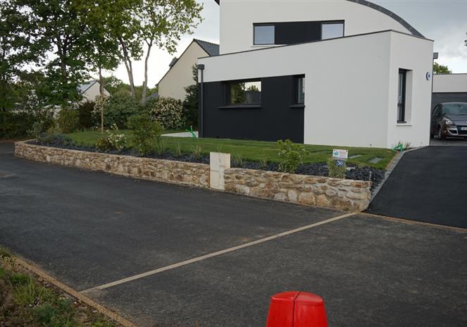 Paysagiste Muzillac, aménagement de jardin avec massif et paillage