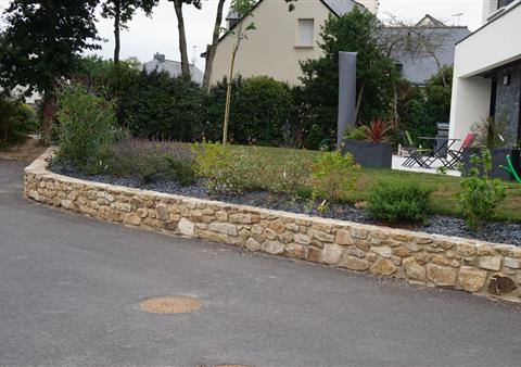 Paysagiste Muzillac, aménagement de jardin avec massif et paillage