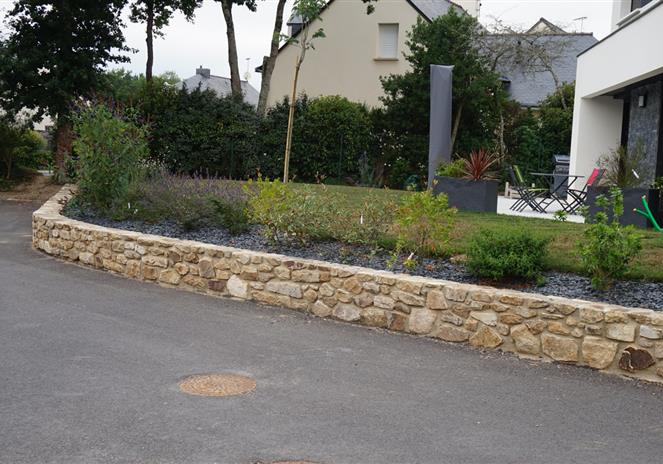 Paysagiste Muzillac, aménagement de jardin avec massif et paillage