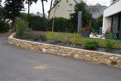 Paysagiste Muzillac, aménagement de jardin avec massif et paillage