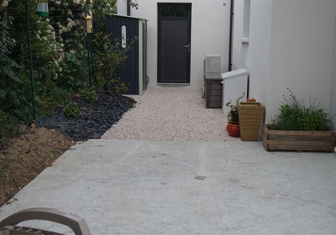 Paysagiste Muzillac, création d'un patio à l'arrière de la maison en gravillon blanc