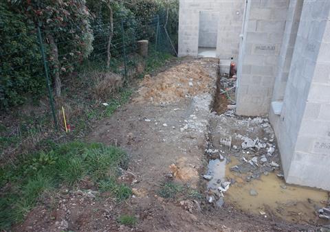 Paysagiste Muzillac, création d'un patio à l'arrière de la maison avant travaux