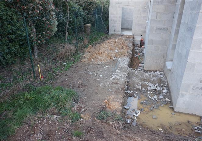 Paysagiste Muzillac, création d'un patio à l'arrière de la maison avant travaux