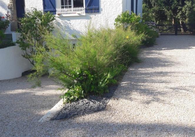 herbignac penestin aménagement d'une allée en gravillon stabilisé par alvéole de type nidagravelle, paillage des massifs