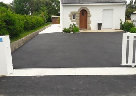 herbignac penvins aménagement d'un cour en enrobé noir avec chainette , bordure pavé